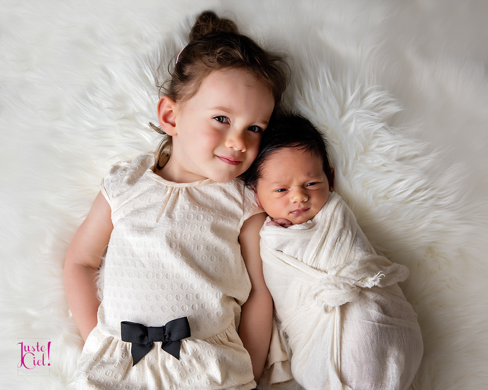bébé nouveau-né avec sa soeur photo studio photographe montreal laval